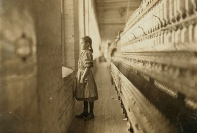 Niña trabajando en un molino, Lincolnton, Carolina del Norte, EE.UU., c.1908 de Lewis Wickes Hine