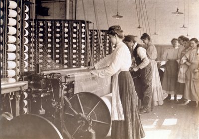 Jóvenes trabajando en una máquina de hilar en una fábrica de algodón, Carolina del Sur, 1908 de Lewis Wickes Hine