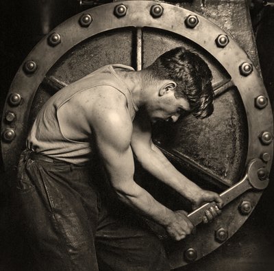 primer plano de un mecánico de la central eléctrica trabajando en la bomba de vapor c.1920 (foto) de Lewis Wickes Hine