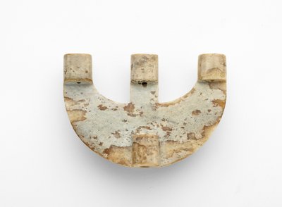 Colgante en forma de arco, con decoración añadida, c.3300-2250 a.C. de Liangzhu culture