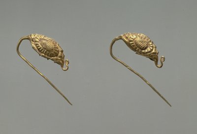 Par de pendientes de oro, Dinastía Liao, siglos X-XI de Liao Dynasty Chinese School