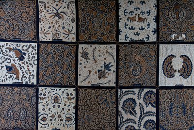 Batik con diseños tradicionales de colores tradicionales, Surakarta, Java, Indonesia, detalle de Unbekannt Unbekannt