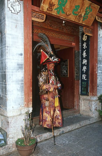 China, Yunnan, Lijiang, hombre con traje tradicional Naxi de Unbekannt Unbekannt