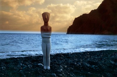 Ídolo cicládico en la playa, islas Cícladas, Grecia, civilización cicládica de Unbekannt Unbekannt