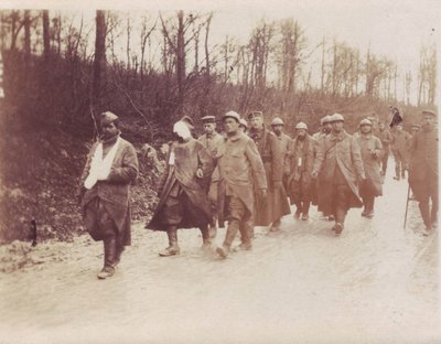 Febrero de 1917 - Frente de Verdún, prisioneros franceses heridos escoltados por soldados alemanes de Unbekannt Unbekannt