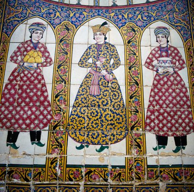 Figuras femeninas con vestimenta tradicional persa, decoración de azulejos de mayólica, Casa Qavam también conocida como Narenjestan e Ghavam de Unbekannt Unbekannt