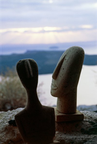Cabezas de ídolos cicládicos en el fondo de la costa, islas Cícladas, Grecia, civilización cicládica de Unbekannt Unbekannt