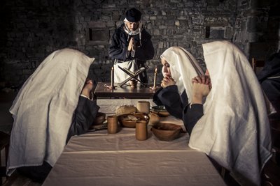Recreación histórica: Oración antes de la cena en el refectorio, monasterio de la Orden de los Hospitalarios (1250-1291), Acre, Israel de Unbekannt Unbekannt