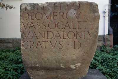 Inscripción con dedicatoria a Mercurio, placa de arenisca, Bitburg, Renania-Palatinado, Alemania, civilización romana, siglo II-III d.C. de Unbekannt Unbekannt