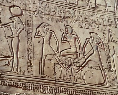 Relieves interiores que representan ofrendas a las deidades, detalle que muestra al joven Ramsés II con las deidades Thot y Horus de Unbekannt Unbekannt