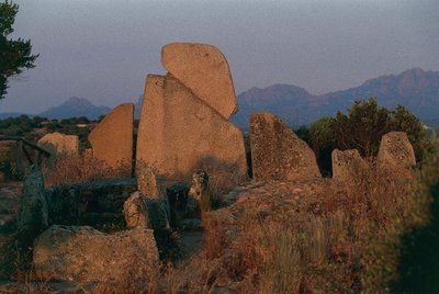 Italia, Cerdeña, Arzachena, provincia de Olbia-Tempio, tumba de los Gigantes de Li Longhi, vista trasera de Unbekannt Unbekannt