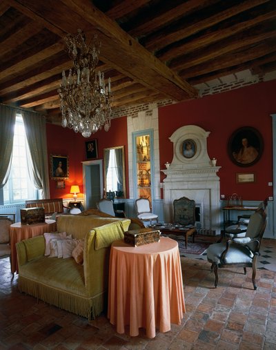 Sala de estar con techo con vigas y muebles de estilo Luis XV y Luis XVI, Castillo de Reaux, Chouze-sur-Loire, Indre-et-Loire, Francia (foto) de Unbekannt Unbekannt