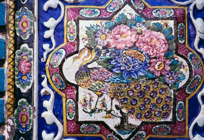 Pavo real y flores, decoración de azulejos policromados en Tekyeh Mo