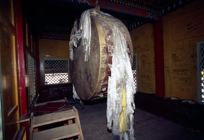 Rueda de oración en el monasterio Ganden Sumtseling en Shangri-La, también conocido como Zhongdian o Gyalthang, Yunnan, China de Unbekannt Unbekannt