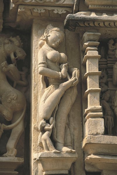 Relieve que representa una Surasundari (belleza celestial), templo Parshvanatha, grupo de Monumentos de Khajuraho (Lista del Patrimonio Mundial de la UNESCO) de Unbekannt Unbekannt