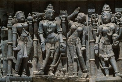 Relieve que representa figuras femeninas, templo Adishvara, Vimalavasi Tuk, complejo de templos en la colina Shatrunjaya, Palitana, Gujarat, India de Unbekannt Unbekannt