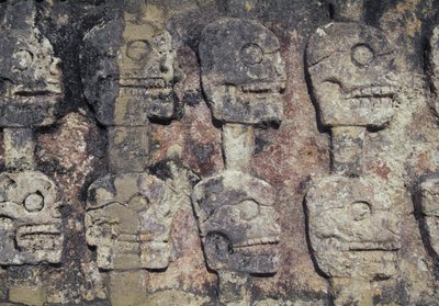 Relieve que representa cráneos humanos, detalle del Tzompantli, o Muro de Cráneos, sitio arqueológico de Chichén Itzá (Patrimonio de la Humanidad por la UNESCO) de Unbekannt Unbekannt