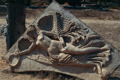 Relieve del Arco de Septimio Severo en el Foro Severano que representa a la Diosa Alada de la Victoria, Libia, Tripolitania Histórica, Leptis Magna de Unbekannt Unbekannt