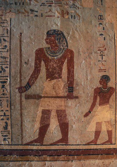 Sarenput, sosteniendo el junco y el cetro Sekhem, seguido por su hijo Ankhu, pintura mural, Tumba de Sarenput II, necrópolis de Qubbet el-Hawa, cerca de Asuán, Egipto, civilización egipcia, Reino Medio de Unbekannt Unbekannt