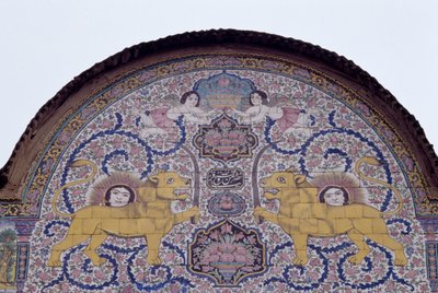Sol y león, emblema real de la dinastía Qajar, decoración de azulejos policromados en la fachada de la casa Qavam también conocida como Narenjestan e Ghavam de Unbekannt Unbekannt