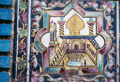 Vista de la mezquita, decoraciones de azulejos policromados en Tekyeh Mo