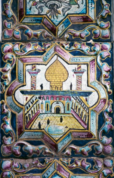 Vista de la mezquita, decoraciones de azulejos policromados en Tekyeh Mo