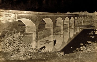 Puente cerca de la Casa del Coleccionista, Shungavellor, India de Linnaeus Tripe