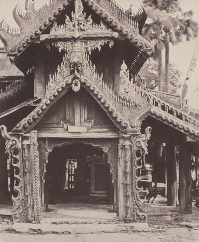 Pugahm Myo: Puerta tallada en el patio de la Pagoda Shwe Zeegong de Linnaeus Tripe
