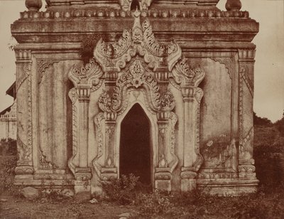 Tsagain Myo: Entrada de una pequeña pagoda de Linnaeus Tripe