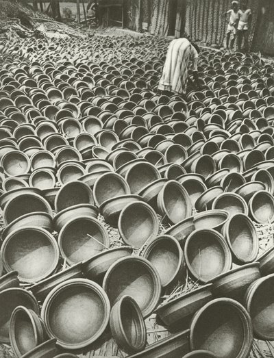 En la alfarería (foto en blanco y negro) de Lionel Wendt