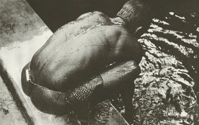 En el pozo (foto en blanco y negro) de Lionel Wendt