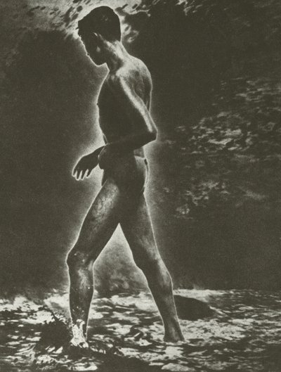 Niño y ola (foto en blanco y negro) de Lionel Wendt