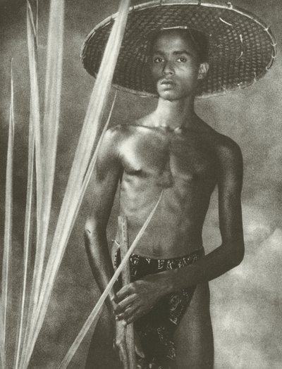 Goviya (foto en blanco y negro) de Lionel Wendt