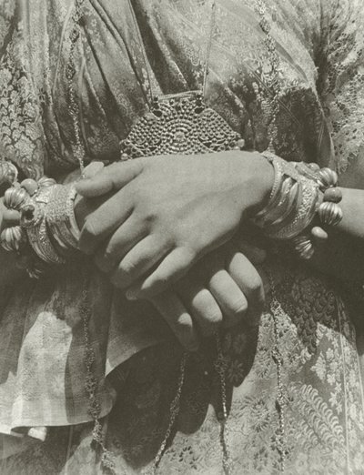 Manos de una dama kandiana (foto en blanco y negro) de Lionel Wendt