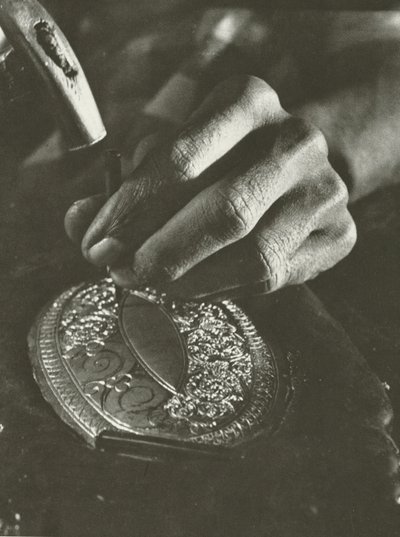 Artesano kandyano trabajando (foto en blanco y negro) de Lionel Wendt