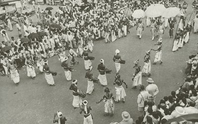 Perahera (foto en blanco y negro) de Lionel Wendt