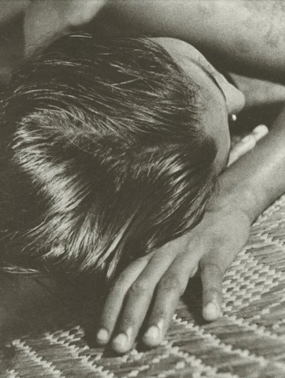 Siesta (foto en blanco y negro) de Lionel Wendt