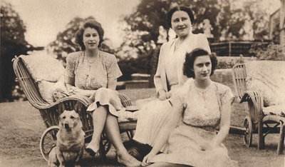 Su Majestad la Reina con las Princesas Reales, c. 1950 de Lisa Sheridan