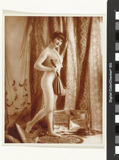Desnudo femenino de pie de Léo