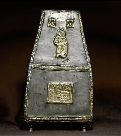 Arqueología de la Edad Media: caja de plata para recibir reliquias de Lombard School