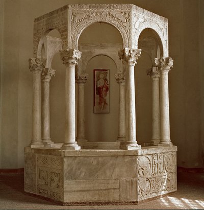 Arqueología de la Edad Media. Arte bárbaro de Lombardía: fuente bautismal del Patriarca Callisto en forma octogonal compuesta por un arco por lado y columnas corintias. Arquitectura 730-740. Arte lombardo, siglo VIII. Piedra caliza. de Lombard School