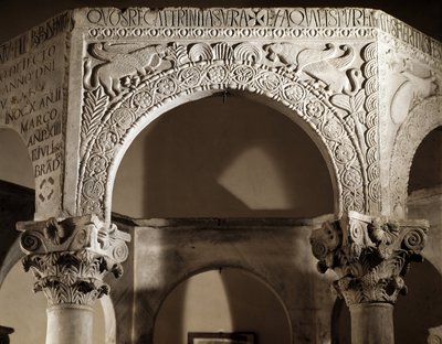 Arte lombardo, Renacimiento de Liutprand (Liutprandus) Rey de los Lombardos: detalle de arco decorado con relieves, 730-740 de Lombard School
