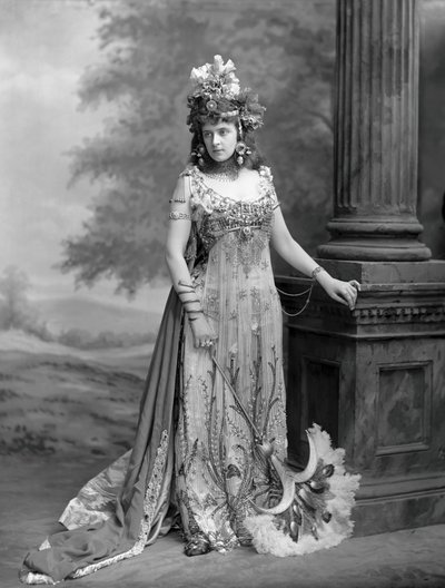 Sra. Algernon Bourke 1870-1967, nacida Guendoline Irene Emily Sloane-Stanley, 1897 de London . Photo studio Lafayette