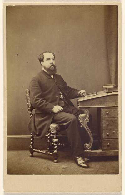 [Hombre barbudo no identificado sentado en el escritorio, en 3/4 perfil] de London Stereoscopic and Photographic Company