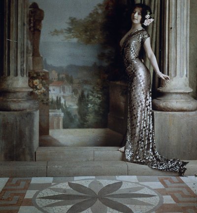Mujer semi-desnuda con vestido plateado de patrón de diamantes en interior clásico, c.1850-1900 de Louis Amedee Mante and Edmond Goldschmidt