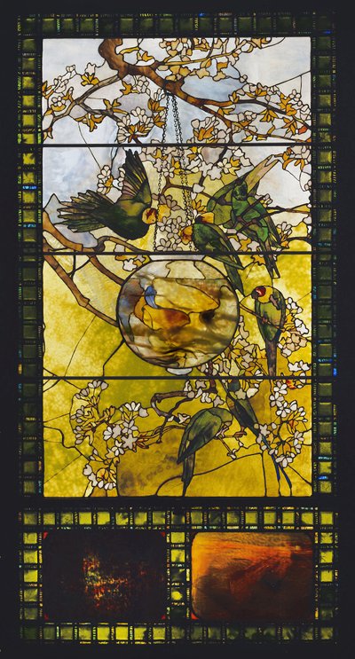 Periquitos y pecera, c.1893 de Louis Comfort Tiffany