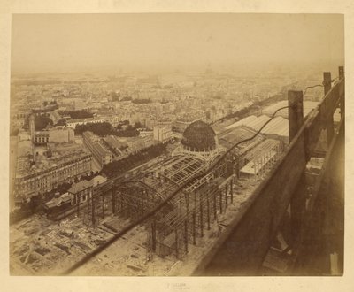 Vista aérea de un edificio de exposiciones en construcción de Louis Emile Durandelle