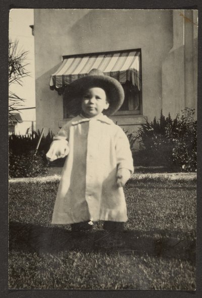 [Bebé con sombrero grande] de Louis Fleckenstein