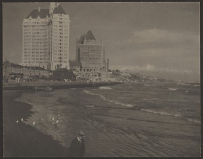 [Escena de playa con rascacielos] de Louis Fleckenstein
