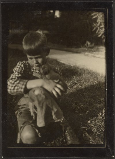 [Niño sosteniendo un animal pequeño] de Louis Fleckenstein
